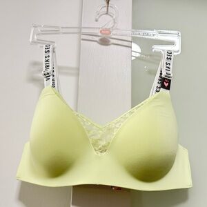 Victoria’s Secret The T-shirt Lightly Lined Wireless Lace Bra